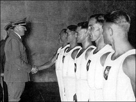Адольф Гитлер и спортсмены. Фото: news.bbc.co.uk (с)