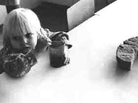 Девочка и корка хлеба. Фото Игорь Гольдберг Девочка и корка хлеба. Фото Игорь Гольдберг