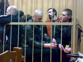 Нацболы за решеткой в Таганском суде. Фото с сайта nazbol.ru