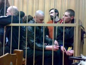 Нацболы за решеткой в Таганском суде. Фото с сайта nazbol.ru Нацболы за решеткой в Таганском суде. Фото с сайта nazbol.ru