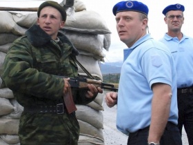 Российский солдат и европейский наблюдатель в буферной зоне. Фото с сайта daylife.com