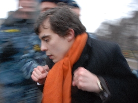 Задержание Романа Доброхотова. Фото: Каспаров.Ru