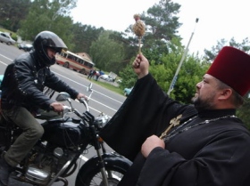 Байкер и священник. Фото: http://www.segodnya.ua