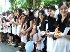 Последний звонок в чеченской школе. Фото: http://chechnya.kavkaz-uzel.ru Последний звонок в чеченской школе. Фото: http://chechnya.kavkaz-uzel.ru