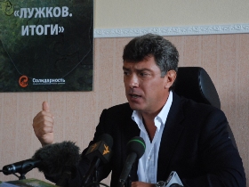 Борис Немцов презентует свой доклад. Фото Каспарова.Ru