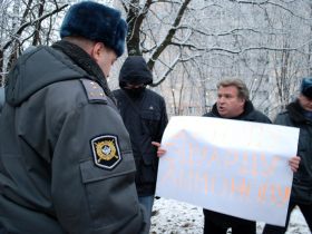 Задержание Александра Рыклина за одиночный пикет в защиту Эдуарда Лимонова. Фото: Каспаров.Ru