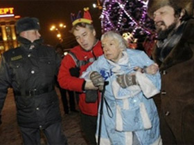 Людмила Алексеева на Триумфальной площади, фото http://www.charter97.org