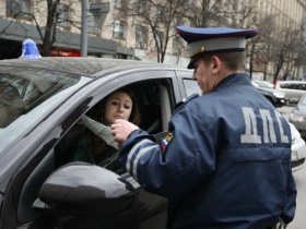 Проверка документов у водителя автомобиля с синим ведерком. Фото с сайта www.fed.sibnovosti.ru