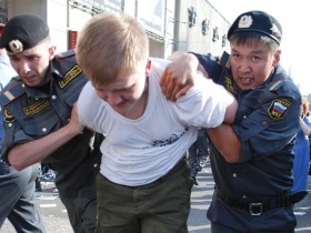 Задержание участника акции на Триумфальной площади. Фото Анастасии Петровой/Каспаров.Ru.