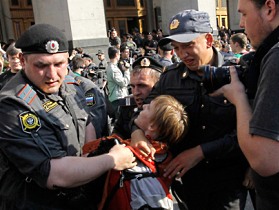 Милиционер грубо задерживает женщину. Фото с сайта ru.tsn.ua