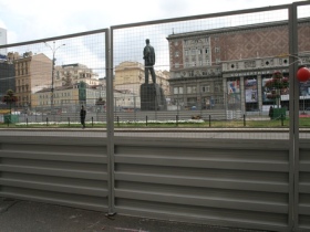 Забор на Триумфальной площади. Фото с сайта http://newtimes.ru