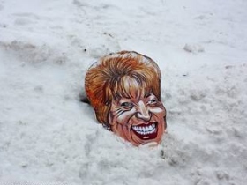 Маска Валентины Матвиенко в снегу. Фото: dp.ru