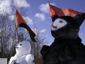 Снеговики на пикете. Фото: cherno-sliv.