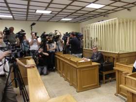 Заочный суд над Александром Потеевым; Фото с сайта Lifenews.ru