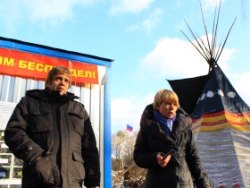 Представитель Гринпис Алексей Ярошенко и лидер Химкинских экологов Евгения Чирикова. Фото Каспарова.Ru Представитель Гринпис Алексей Ярошенко и лидер Химкинских экологов Евгения Чирикова. Фото Каспарова.Ru