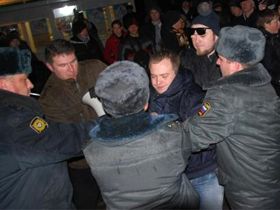 Полицейские во время митинга выхватывают мегафон у Сергея Ежова. Фото Антона Насонова