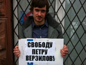 Петр Верзилов после выхода из военкомата. Фото из микроблога Twitter адвоката Николая Полозова