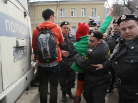 Задержание участницы акции в поддержку Pussy Riot. Фото: Каспаров.Ru