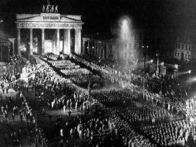 Факельное шествие в нацистской Германии. Фото с сайта: artlib.ru
