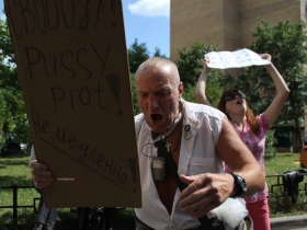 Защитники Pussy Riot у Хамовнического суда. Фото Каспарова.Ru