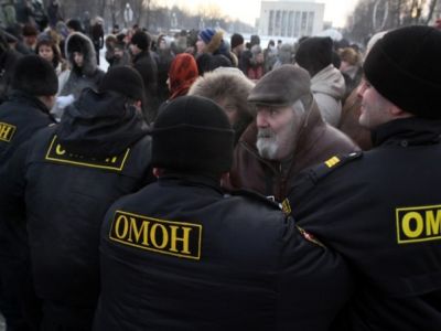 Задержания на Пионерской площади в Петребурге. Фото с сайта mr7.ru Задержания на Пионерской площади в Петребурге. Фото с сайта mr7.ru