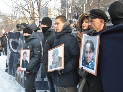 Марш памяти Маркелова и Бабуровой 2013 года. Фото: may-antiwar.livejournal.com Марш памяти Маркелова и Бабуровой 2013 года. Фото: may-antiwar.livejournal.com