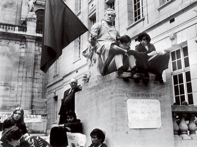 Студенты-революционеры. Фото с сайта makasin.info