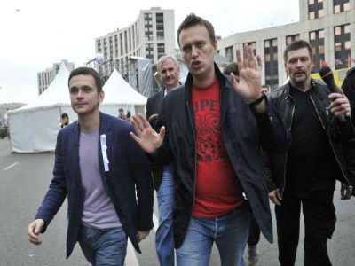 Навальный и Яшин выходят из ОВД. Фото: inosmi.ru