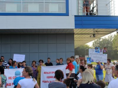 Протест против закрытия спортшколы. Фото с сайта Тайги.инфо