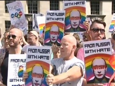 Акция ЛГБТ в Лондоне. Кадр из видео Reuters.