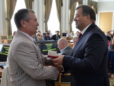 Главу фракции КПРФ Пыленка награждает вице-губернатор. Фото из блога ezhovs.livejournal.com