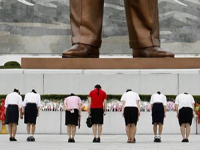 КНДР — поклонение сапогам памятника Ким Ир Сену. Фото: img12.nnm.ru