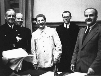 После подписания пакта. Источник - http://historydoc.edu.ru/