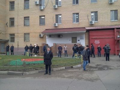 Сторонники националиста Белова у СИЗО-5. Фото: Каспаров.Ru