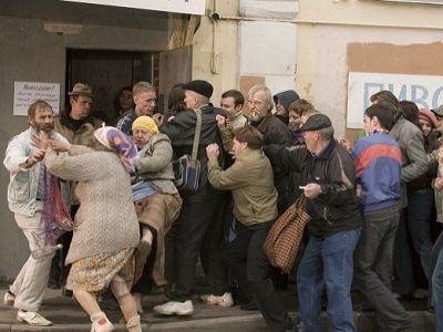 Горбачевская антиалкогольная кампания: давка. Источник - http://www.perestroikathemovie.com/ Горбачевская антиалкогольная кампания: давка. Источник - http://www.perestroikathemovie.com/