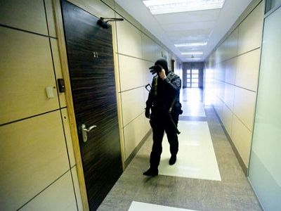 Оперативник в ФБК. Источник - http://yodnews.ru/2015/01/16/fbk-foto Оперативник в ФБК. Источник - http://yodnews.ru/2015/01/16/fbk-foto