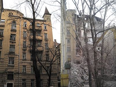 Восточный корпус комплекса домов Привалова до сноса и в его разгар. Фото: archnadzor.ru