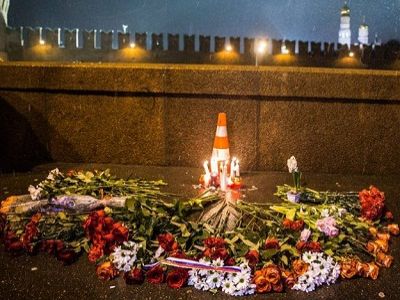Цветы на месте гибели Бориса Немцова, 28.2.15. Источник - https://www.facebook.com/DinarSpbRu