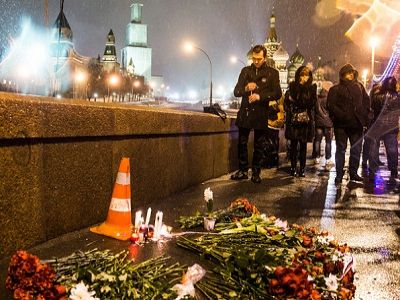 Место гибели Б.Немцова, первые часы 28.2.15. Фото Е.Фельдмана, источник - http://www.novayagazeta.ru/photos/67450.html