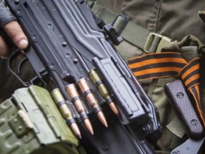 Оружие и георгиевская ленточка. Фото: 17tv.com.ua