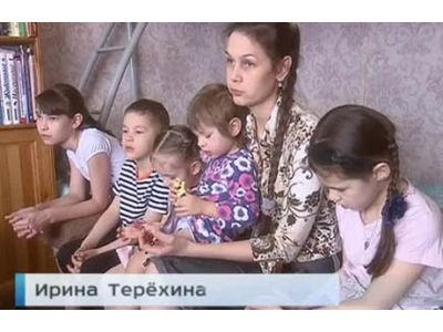 Ирина Терехина с пятью детьми. Старший учится в Петергофе. Фото: vesti.ru