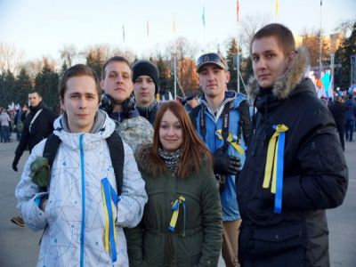 Молодые люди с желто-голубыми лентами. Фото: nversia.ru