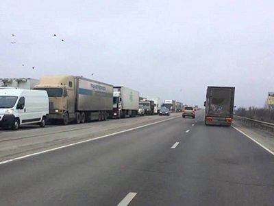 Дальнобойщики, вставшая трасса. Фото: facebook.com/dgudkov Дальнобойщики, вставшая трасса. Фото: facebook.com/dgudkov