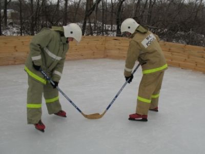 Пожарные на катке. Фото: 48.mchs.gov.ru