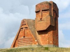 Монумент "Мы - наши горы", символ Арцаха - Нагорного Карабаха. Источник - arm-world.ru