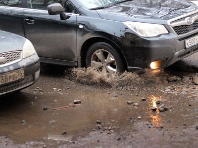 Разрушенный асфальт. Источник - rg.ru Разрушенный асфальт. Источник - rg.ru