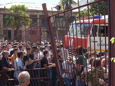 Попытка штурма здания т.н. "МВД" в Сухуми, 5.7.16. Источник - sputnik-abkhazia.ru Попытка штурма здания т.н. "МВД" в Сухуми, 5.7.16. Источник - sputnik-abkhazia.ru
