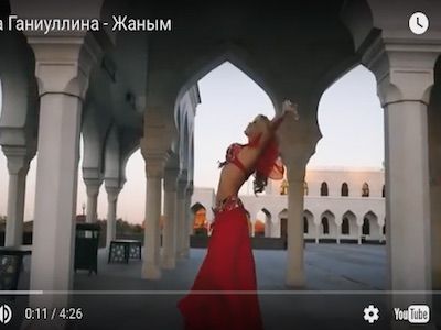 Танец на фоне мечети. Фото: скриншот youtube.com