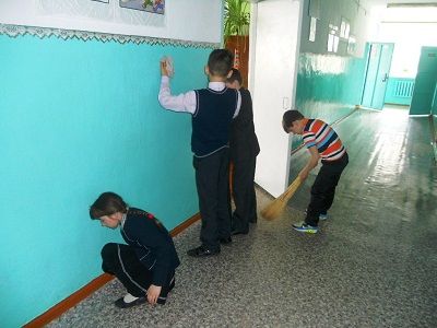 Уборка в школе. Фото: ousosnovka.kormil.obr55.ru