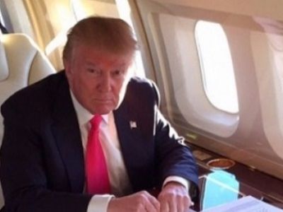 Дональд Трамп в личном самолете. Фото: fapnews.ru
